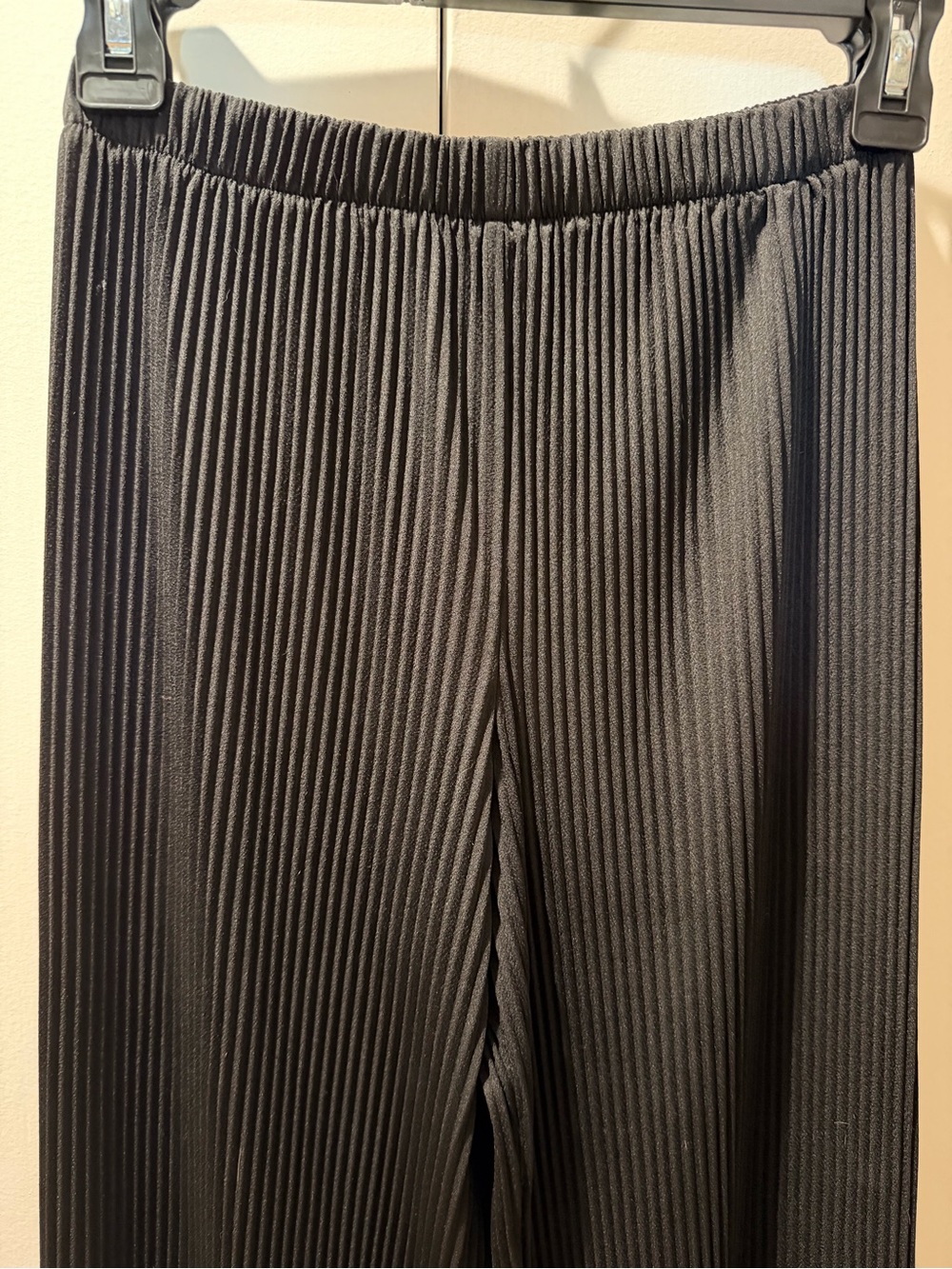 Uniqlo Black Pleated Wide-Leg Pants - Picture 2 of 3
